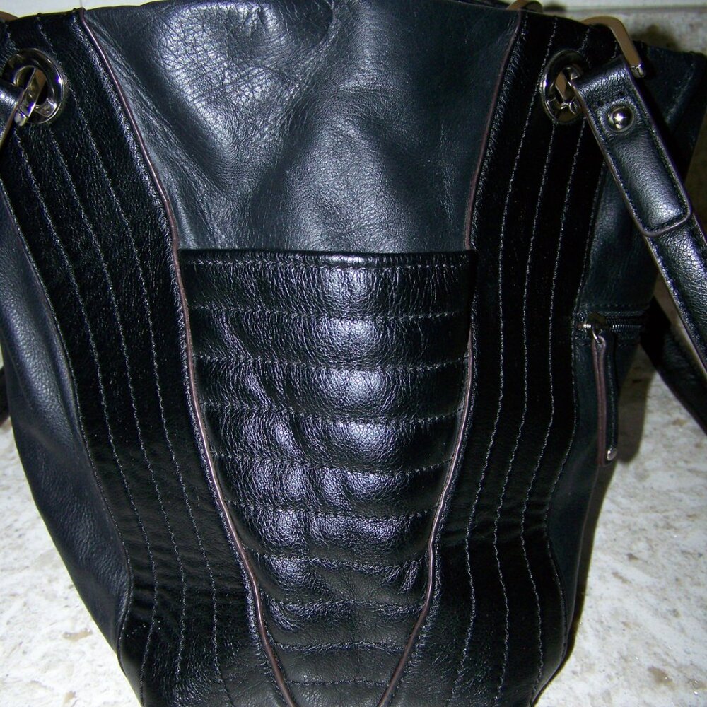 Tiganello Black Leather Shoulder Bag with Matching Key Fob - Picture 7 of 10